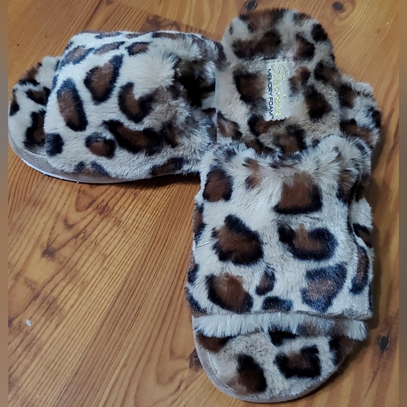 Skechers Memory Foam Leopard Slides - Picture 3 of 8